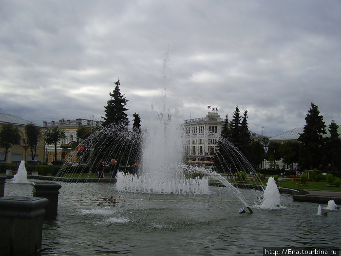 04.09.2010. Сентябрь в Ярославле. Накануне 1000-летия. Фонтан на ул. Андропова Ярославль, Россия