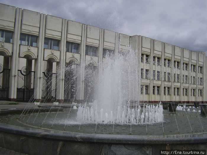 04.09.2010. Сентябрь в Ярославле. Накануне 1000-летия. Фонтан на фоне правительства Ярославской области Ярославль, Россия