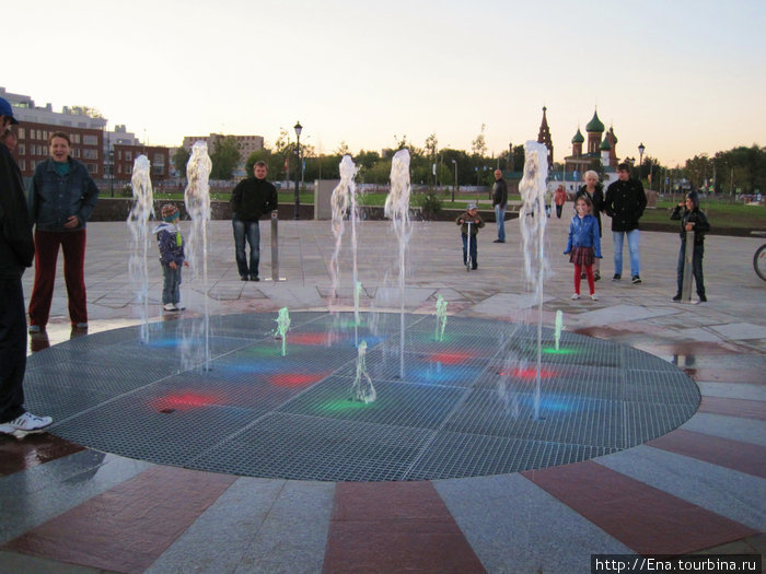 09.09.2010. Парк 1000-летия Ярославля. Динамический световой фонтанчик — аттракцион для гостей парка. Его струи можно регулировать самостоятельно! Ярославль, Россия