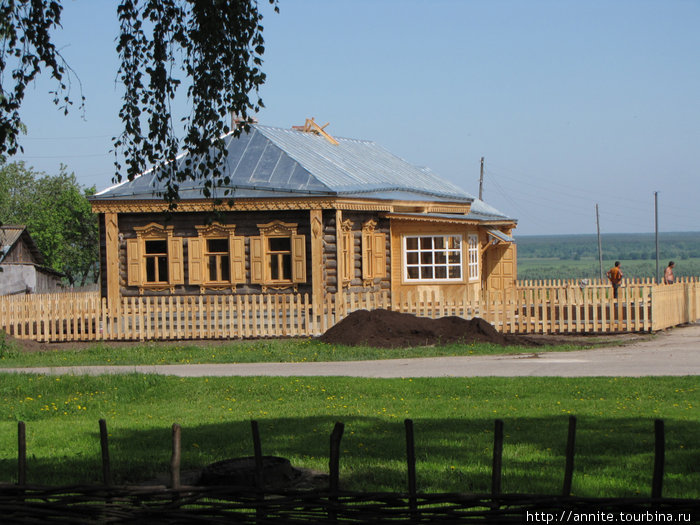 Строящийся дом, рядом с церковью. Видимо, будущий гостевой домик. Константиново, Россия