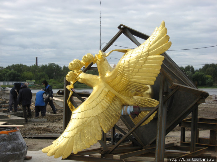 Двуглавый орел увенчает памятник 1000-летия на Стрелке Ярославль, Россия
