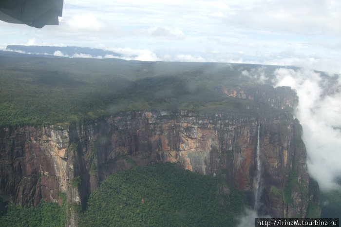 Самый большой водопад в мире высота около 1 километра Санто Анхель. Национальный парк Канайма, Венесуэла