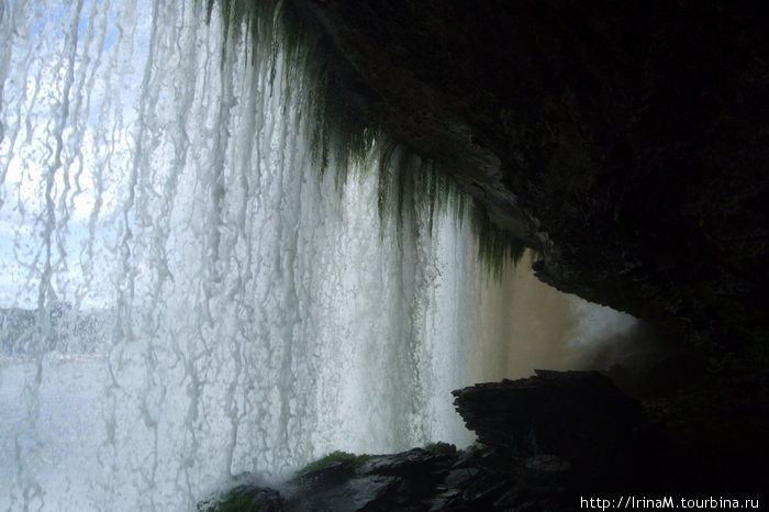 Водопад Салто-Ача. Под водопадом есть пещера и проход. Национальный парк Канайма, Венесуэла