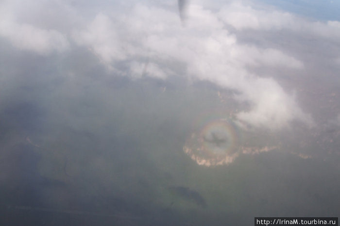Из иллюминатора мы увидели на земле тень от нашего самолета в круге из радуги.
Позже я узнала, что в горах такое наблюдается часто. Это оптическое явление называется ГЛОРИЯ. Национальный парк Канайма, Венесуэла