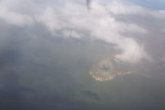Из иллюминатора мы увидели на земле тень от нашего самолета в круге из радуги.
Позже я узнала, что в горах такое наблюдается часто. Это оптическое явление называется ГЛОРИЯ.