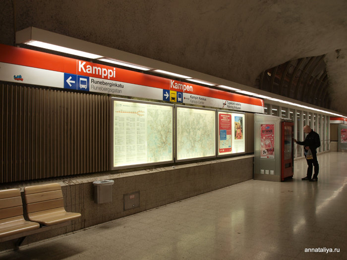На станции обязательно висит схема метро, привязанная к карте города Хельсинки, Финляндия