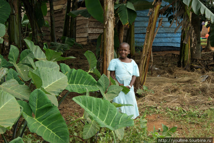 девочка в голубом платье Острова Сесе, Уганда