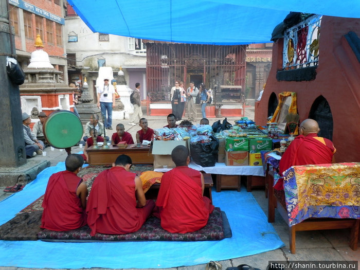 Монахи на торжественной службе у пагоды Катесимбху Катманду, Непал