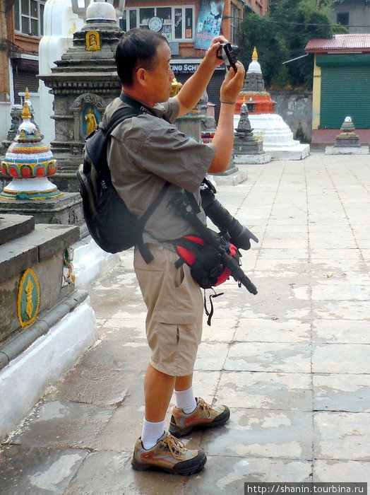 Японский турист — с двумя большими фотоаппаратами, а снимает на мыльницу Катманду, Непал