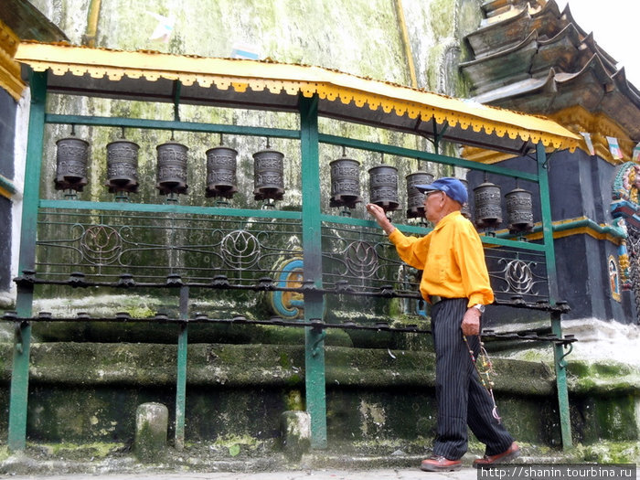 Паломник у молитвенных барабанов Катманду, Непал