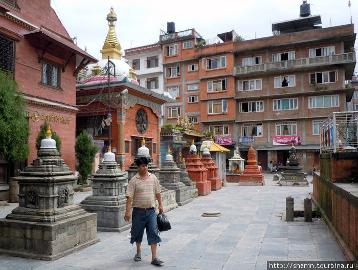 На площади у ступы Катесимбху Катманду, Непал