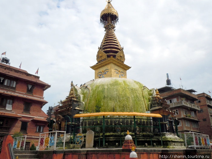 Позеленевшая ступа Катесимбху Катманду, Непал