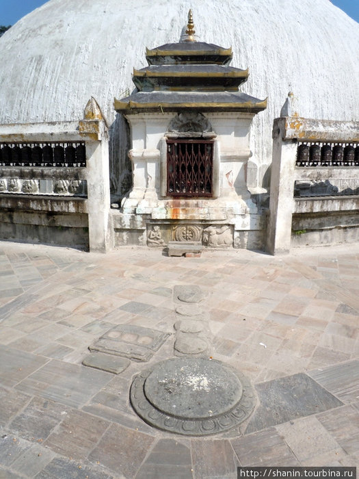 Святилище на площади у ступы Чабахил Катманду, Непал