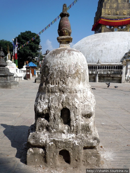Маленькая ступа у ступы Чабахил Катманду, Непал