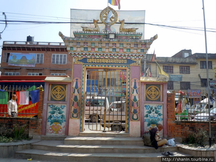 Вход на территорию ступы Чабахил Катманду, Непал