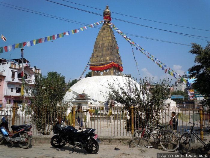 Мотоциклы у ступы Чабахил Катманду, Непал