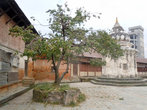 Во дворе храма Калмочан