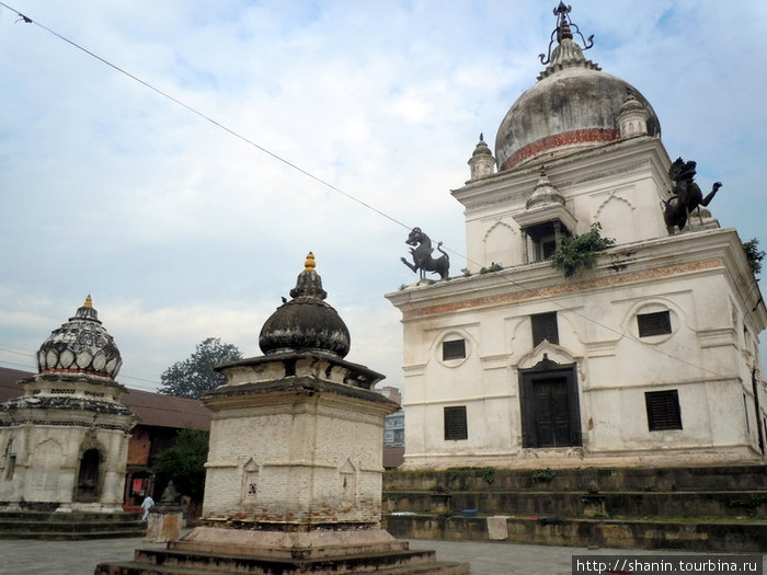 В храме Калмочан Катманду, Непал