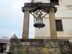 Колокол в храме Калмочан