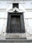 Дверь храма Калмочан