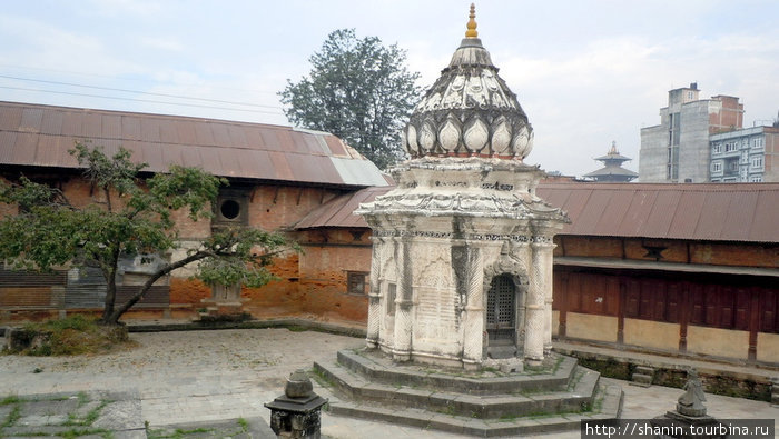 Во двооре у храма Калмочан Катманду, Непал