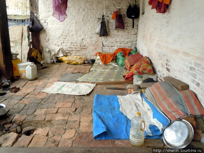 При храме Калмочан живут священники и бездомные Катманду, Непал