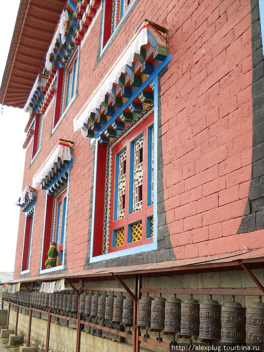 Вокруг всего здания монастыря — молитвенные колеса Тенгбоче, Непал