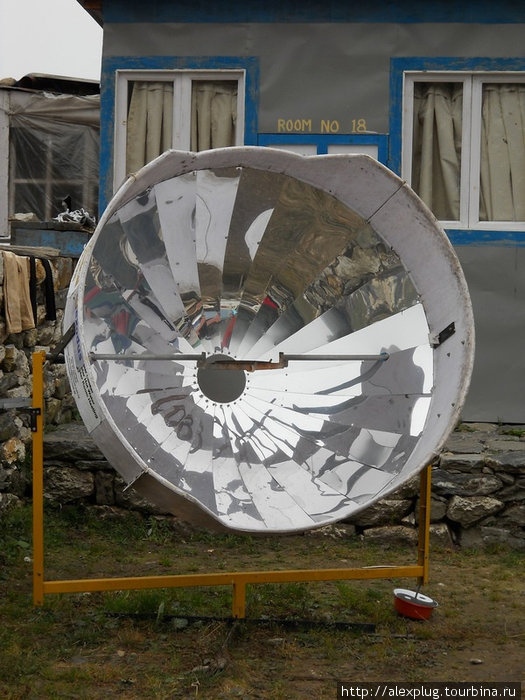 Аппарат для кипячения воды в солнечную погоду. На полочку в фокусе зеркала ставится чайник и... тучи, опять тучи... Тенгбоче, Непал