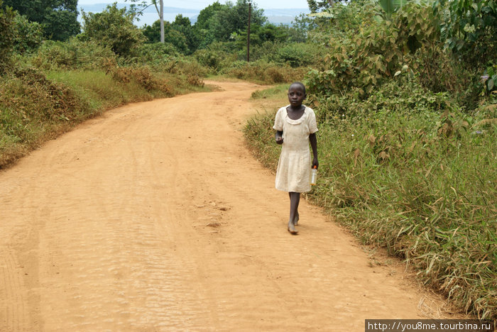 девочка на дороге Острова Сесе, Уганда