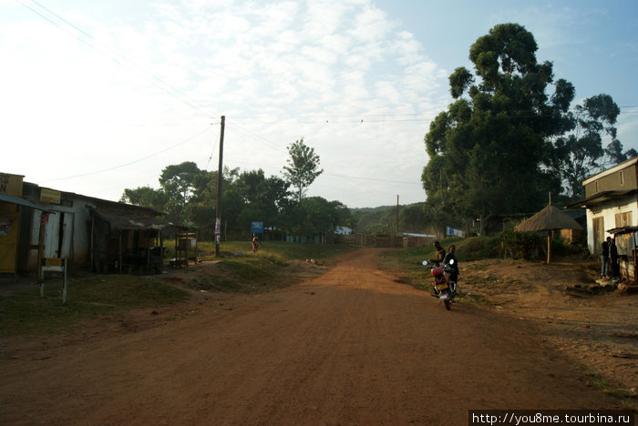 гоняют мотоциклисты Острова Сесе, Уганда