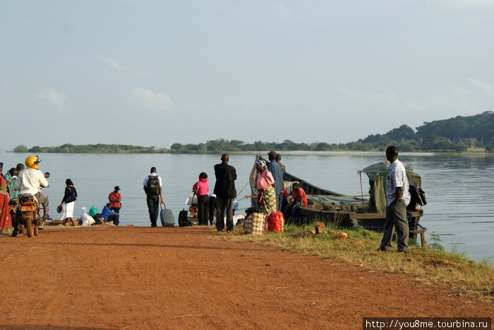 в ожидании парома Острова Сесе, Уганда