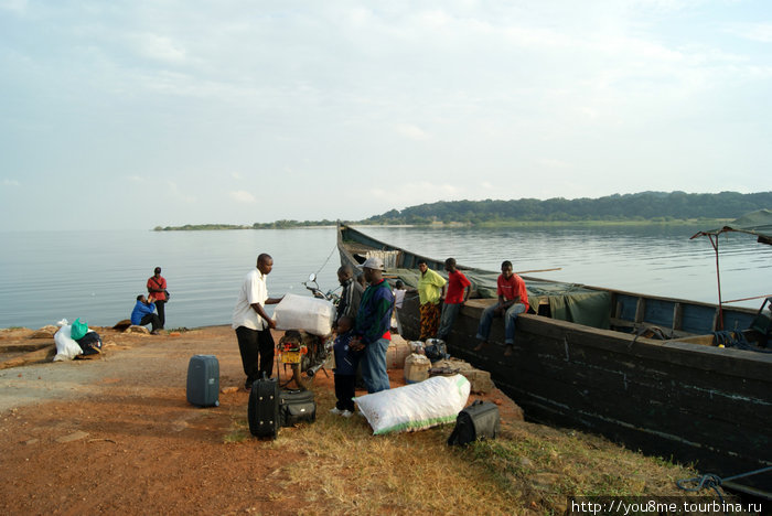 лодка уже пришла, сейчас будут обилечивать Острова Сесе, Уганда