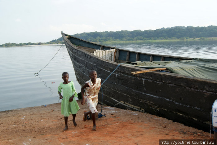 девочки кого-то провожают Острова Сесе, Уганда