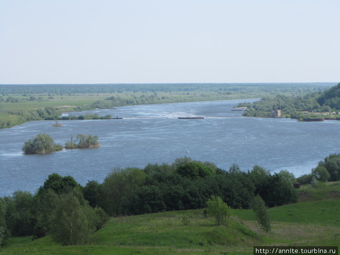 Несказанное, синее, нежное.....
Тих мой край после бурь, после гроз,
И душа моя — поле безбрежное —
Дышит запахом меда и роз....
(Несказанное, синее, нежное...) Константиново, Россия