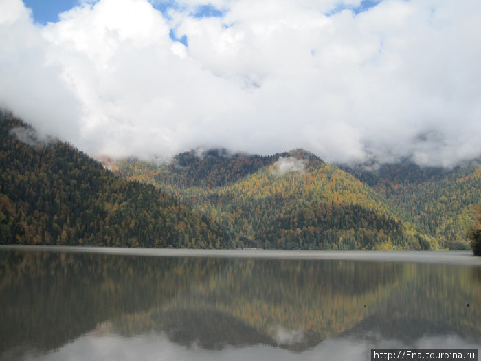 Нереальная красота озера Рица. 
Покрытые облаками горы отражаются в лунного цвета водах Адлер, Россия