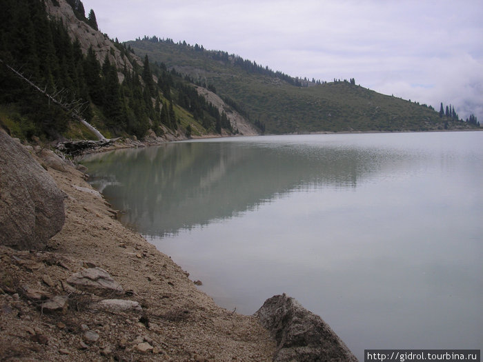 Вода в озере уже другого цвета. Иле-Алатауский Национальный Парк, Казахстан