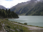 Большое Алматинское озеро в пасмурную погоду.