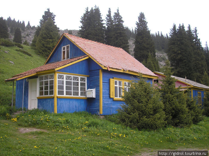 Этот домик на метеостанции как гостиница, при случае можно договориться пожить. Иле-Алатауский Национальный Парк, Казахстан