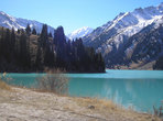 Большое Алматинское озеро в ясную погоду имеет совсем другой цвет и вид чем в пасмурную.