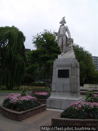 Памятник знаменитому капитану Джеймсу Куку в Крайстчёрче Новая Зеландия