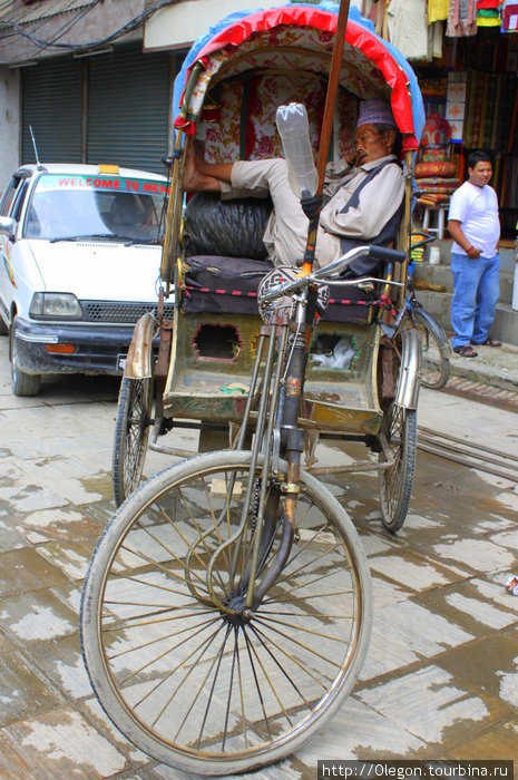 Пока нет пассажиров, можно и вздремнуть Непал