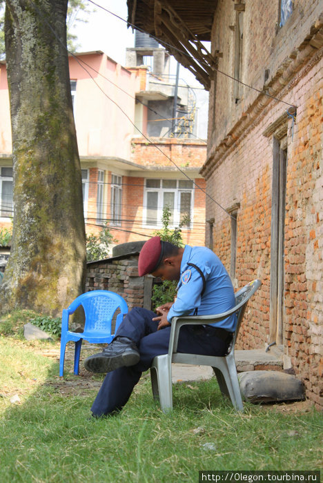 Полицаи тоже люди, спать тоже надо Непал