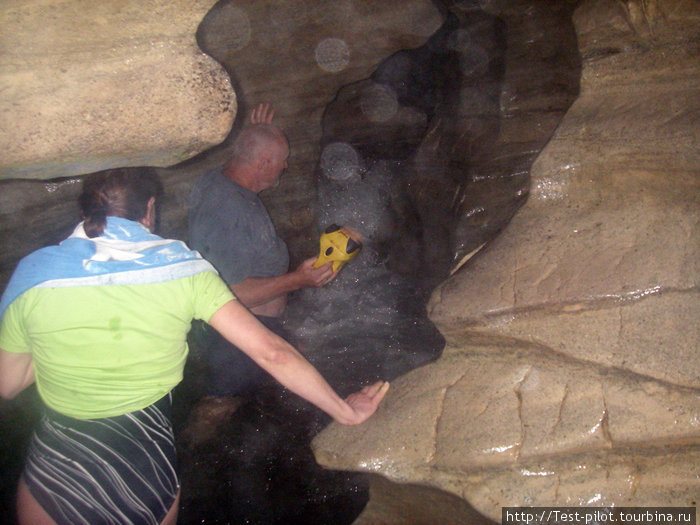 В пещере Cave Stream. Пещера сквозная длиной 360 метров.  Навстречу с диким грохотом несется подземная река. Множество водопадов, подземных гротов и ответвлений. Кладов нет. Франц-Джозеф, Новая Зеландия