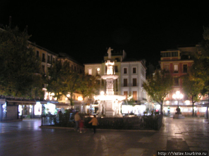 Площадь с фонтаном Гранада, Испания