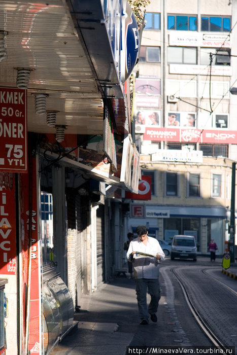 Прекрасны пустые улицы утреннего Стамбула,легок и быстр мой путь от вокзала Сикреджи вверх, по трамвайным путям.Улица, по которой я иду,застроена жилыми домами и отелями, внизу как всегда, магазинчики Стамбул, Турция