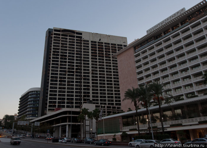 Два отеля — Holiday Inn, изрешеченные снарядами, и современная Финикия. Ливан