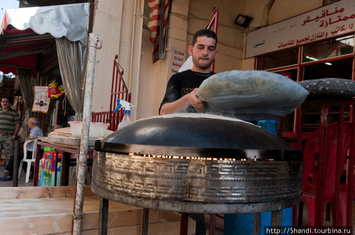 Блины опускают на раскаленную сковородку при помощи специальной подушки Ливан