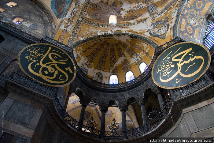 До серед 15в храм был главным патриаршим православным храмом,а после падения Византии   был превращен в мечеть,нему пристроили четыре минарета,а прекрасные мозаики с изображением Девы Марии закрасили Стамбул, Турция