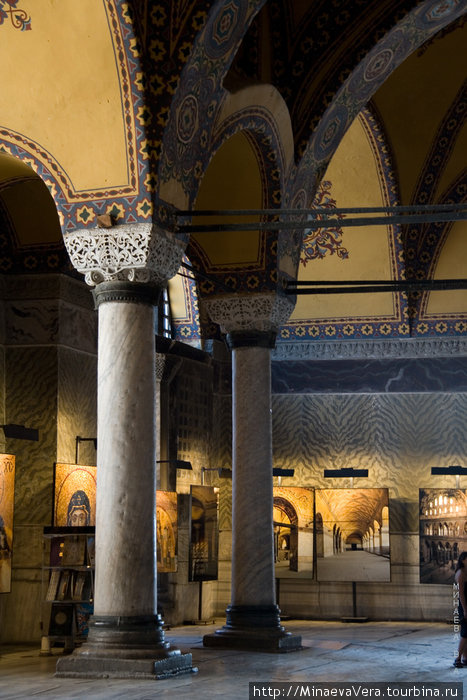 До серед 15в храм был главным патриаршим православным храмом,а после падения Византии   был превращен в мечеть,нему пристроили четыре минарета,а прекрасные мозаики с изображением Девы Марии закрасили Стамбул, Турция