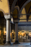 До серед 15в храм был главным патриаршим православным храмом,а после падения Византии   был превращен в мечеть,нему пристроили четыре минарета,а прекрасные мозаики с изображением Девы Марии закрасили